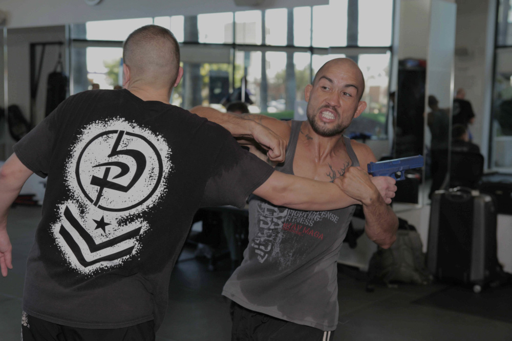 technique de riposte contre une fausse arme à feu